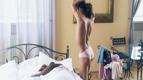 Стройняшка занялась с негром нежным сексом